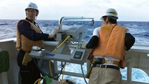 CTD(Conductivity Temperature Depth)は
          海水の水温と電気伝導度、深さを測定する測器の総称である。電気伝導度は水温と圧力を用いて、塩分を算出するために測定する。塩分と水温、圧力は海水の重さ(密度)を決定する。このため、
          海洋の力学機構の研究には、これらは必須観測項目である。写真は、このCTDを船舶を止めずに投入、回収できるようにしたUnderway-CTDである。