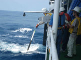 船舶を航行させながらCTD観測を行うための測器Underway-CTDを用いた観測もこの航海で実施しました。